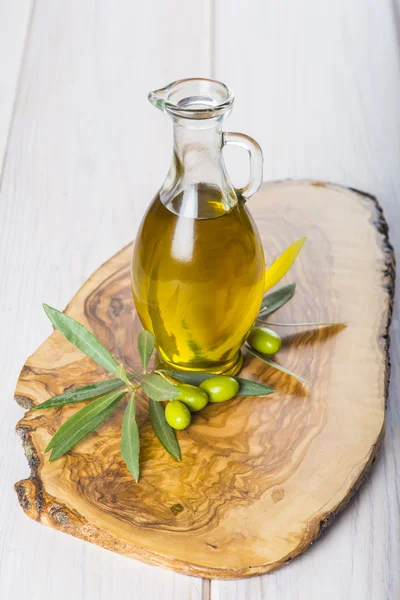 Zeytin yağı ile ham zeytin ve yaprakları