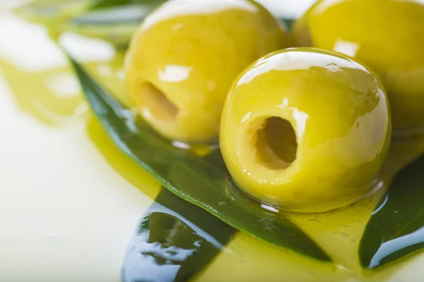 Urkärnade gröna oliver med extra olivolja — Stockfoto