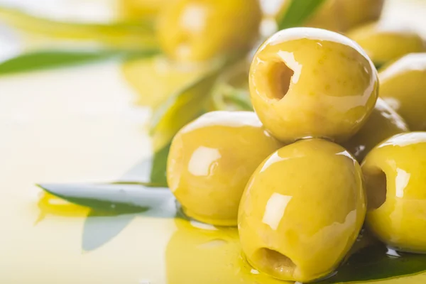 Pitted green olives with extra olive oil — Stock Photo, Image