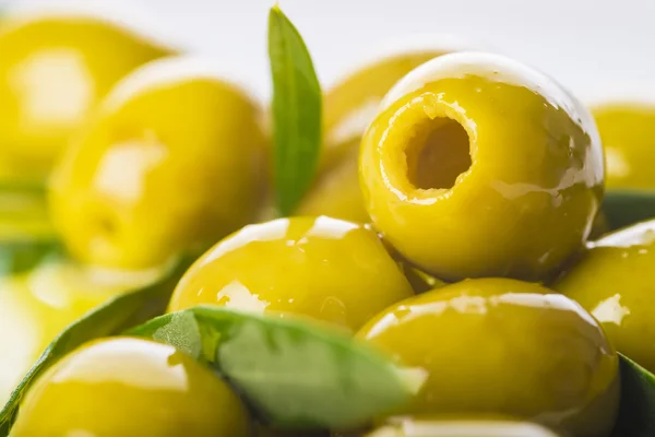 Olives vertes dénoyautées avec huile d'olive supplémentaire — Photo