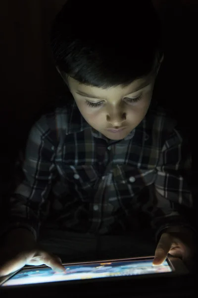 Enfant jouant avec une tablette PC — Photo