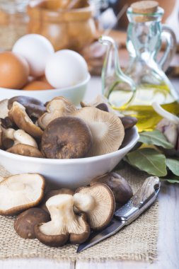 Kral tumpet mantar mutfak masasında