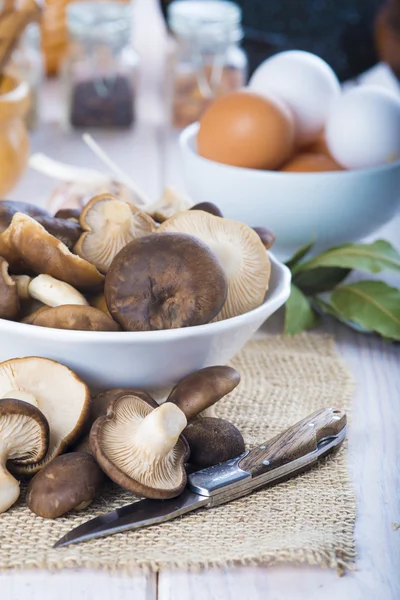 Koning tumpet paddestoelen op de tafel van de keuken — Stockfoto