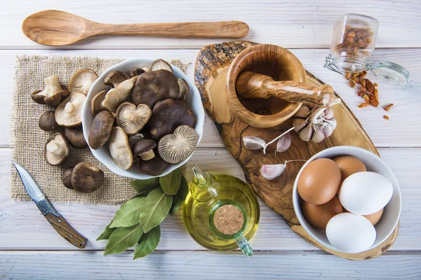 Koning tumpet paddestoelen op de tafel van de keuken — Stockfoto