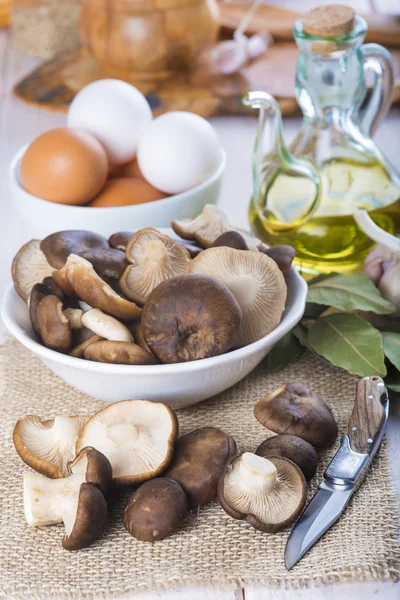 Setas King tumpet en la mesa de la cocina — Foto de Stock