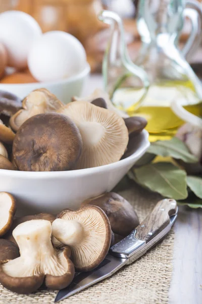 Koning tumpet paddestoelen op de tafel van de keuken — Stockfoto