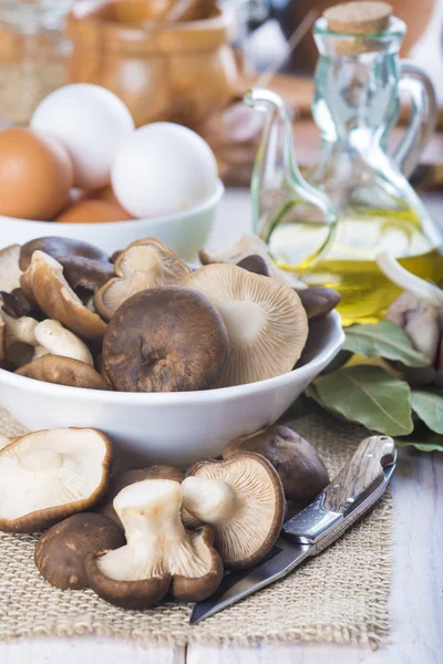 Setas King tumpet en la mesa de la cocina — Foto de Stock