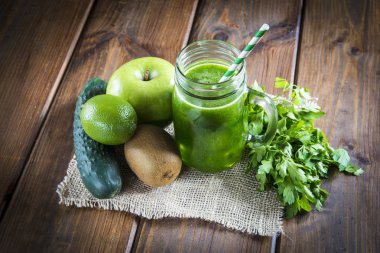 Eski bir ahşap zemin üzerine yeşil smoothie