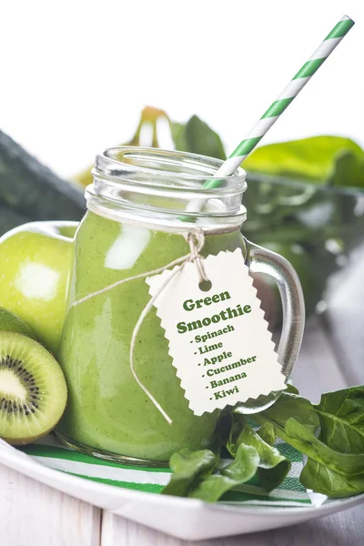 Beyaz ahşap zemin üzerine yeşil smoothie