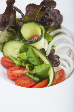 Bir restoranda Akdeniz salatası
