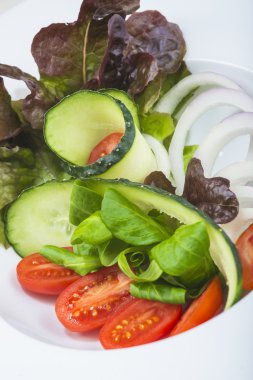 Bir restoranda Akdeniz salatası