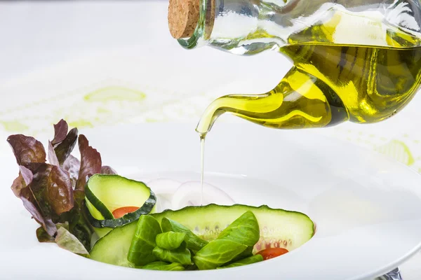 Dressing eines Gourmet-Salats mit Olivenöl — Stockfoto