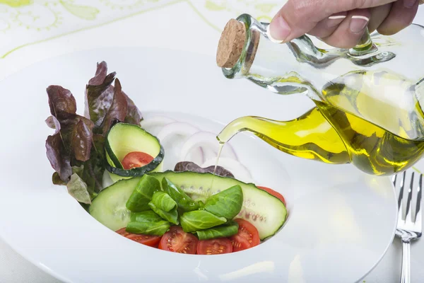 Wykończeniowe sałatka gourmet z oliwy z oliwek — Zdjęcie stockowe
