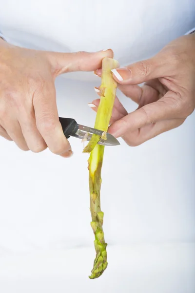 Trim en schil asperges — Stockfoto