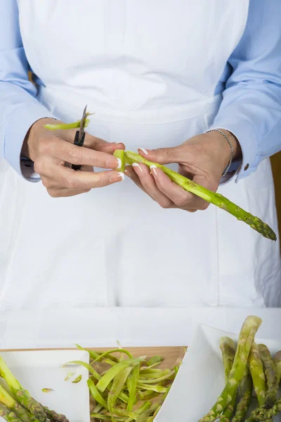 Cortar y pelar espárragos — Foto de Stock