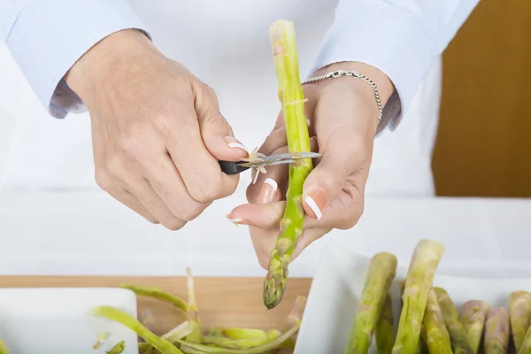 Spargel schneiden und schälen — Stockfoto