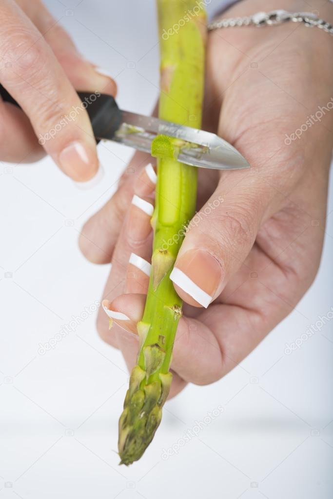 Trim and peel asparagus — Stock Photo © angelsimon 93422034