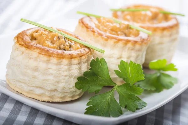 Vol au vent fyllda med fisk och skaldjur grädde — Stockfoto