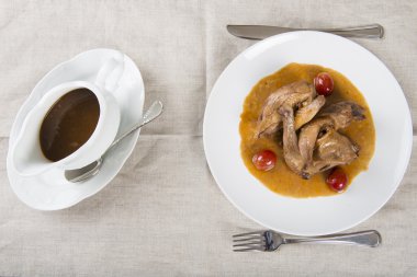 Poussin üzüm sosu ile