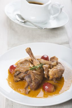 Poussin üzüm sosu ile