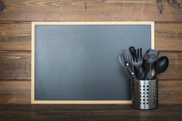 Drewniane tła z tablicy szkolnej i naczynia do gotowania — Zdjęcie stockowe