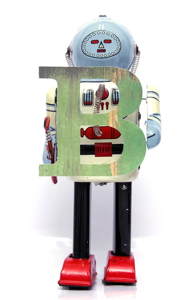 Робот держит буквы на белом — стоковое фото