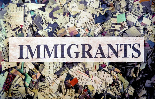 De politieke woord immigranten op confetti — Stockfoto