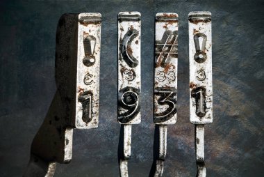 1931 tarihli eski daktilo çekiçleri izole edilmiş.