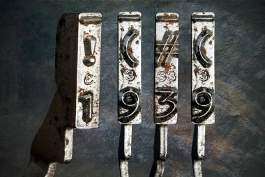 1939 tarihli eski daktilo çekiçleri izole edilmiş.