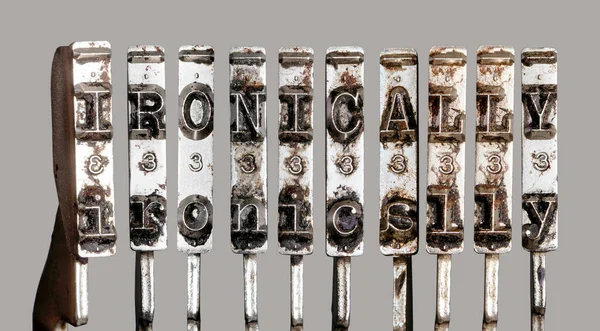 老式老式老式打字机锤 带有词Iroically — 图库照片