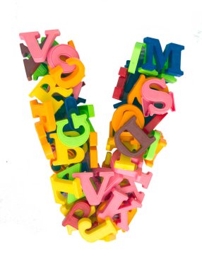 Beyaz harflerle izole edilmiş manyetik oyuncak harfli V harfi. 