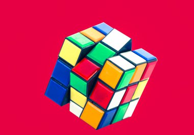 Kırmızı üzerinde Rubik küp
