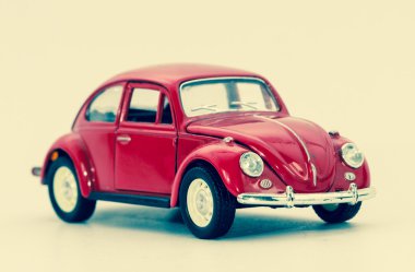 oyuncak kırmızı araba