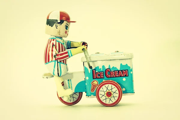 Viejo juguete de hojalata helado chico — Foto de Stock