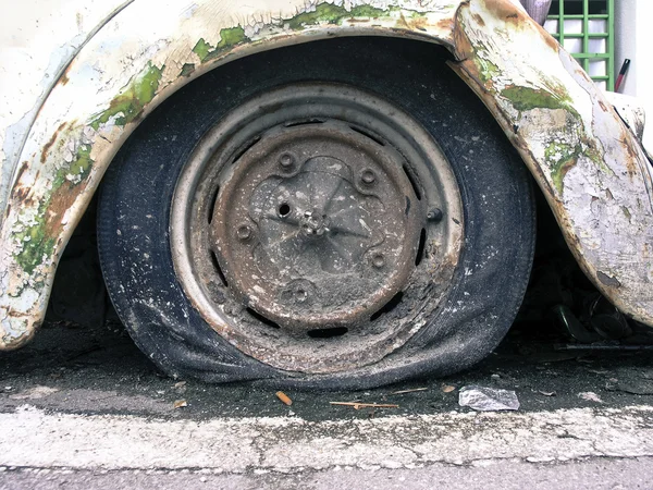 Neumático plano — Foto de Stock