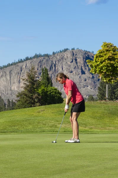 Golfista feminina em Colocar Verde — Fotografia de Stock