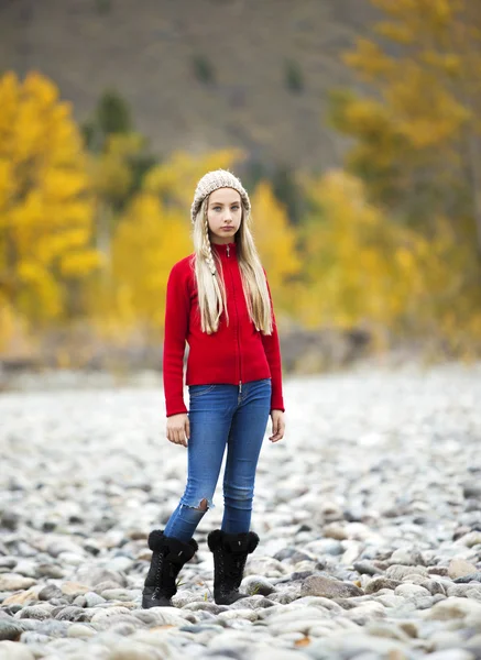 Pre-teen dziewczyna samotnie na zewnątrz Obrazek Stockowy