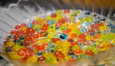 bir su kase renkli boncuklar