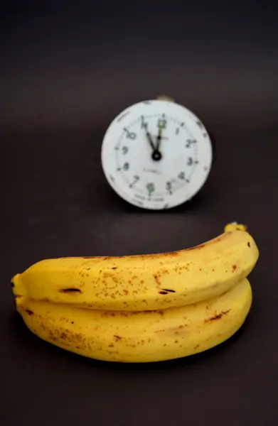 Fruta de banana madura em um fundo escuro — Fotografia de Stock