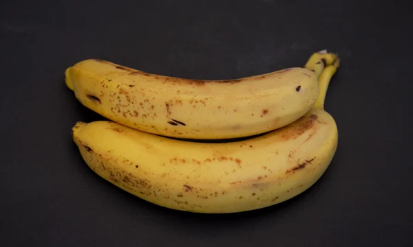 Fruta de banana madura em um fundo escuro — Fotografia de Stock