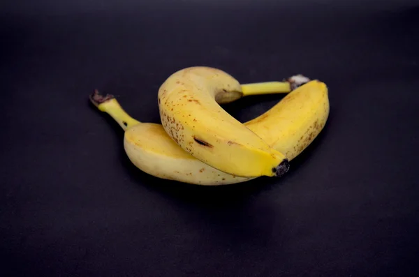 Fruta de banana madura em um fundo escuro — Fotografia de Stock