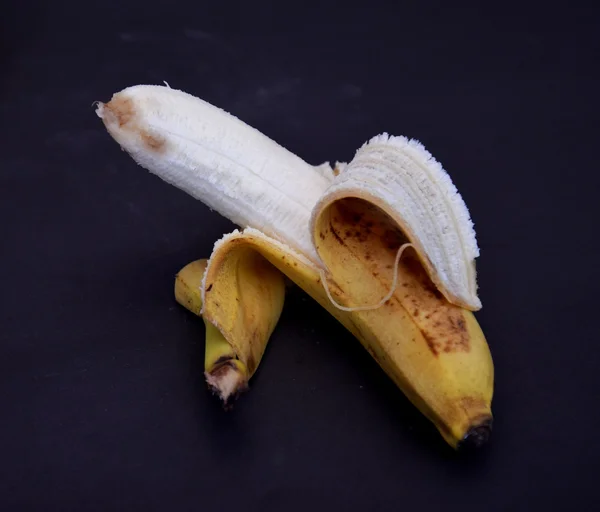 Fruta de banana madura em um fundo escuro — Fotografia de Stock