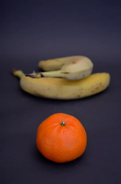 Fruta de plátano madura sobre un fondo oscuro — Foto de Stock