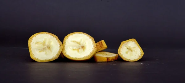 Fruta de plátano madura sobre un fondo oscuro — Foto de Stock