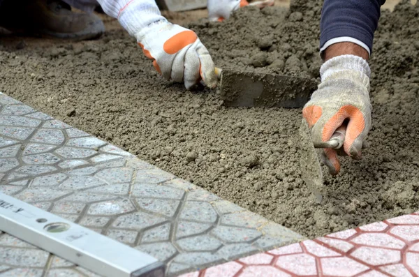 Workers paving  walkway — Stock Photo, Image