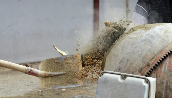 Trabalhando com um misturador de cimento — Fotografia de Stock