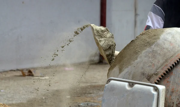 Working with a cement mixer — Stock Photo, Image