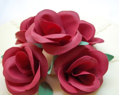 Kırmızı Güllü beyaz düğün pastası