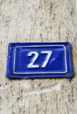 Mavi plaka üzerinde kapı numaraları