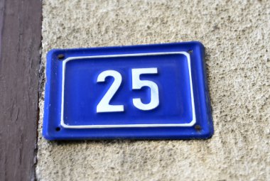 Mavi plaka üzerinde kapı numaraları